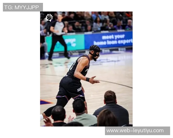 布克首节狂砍20分展现主动进攻态度防守端无所畏惧勇往直前