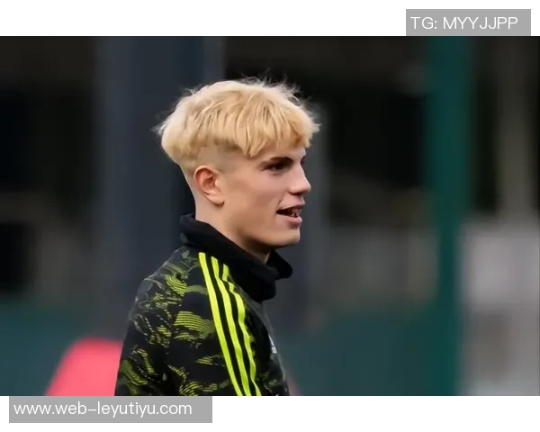 加纳乔单刀失机引发怒火捶草皮表情失落惹人关注