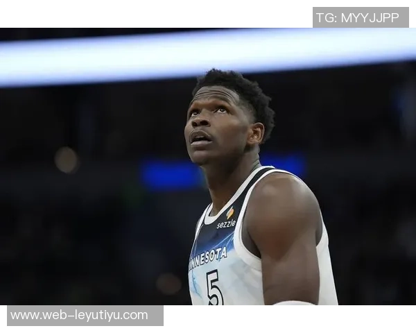 媒体人分析爱德华兹进攻端表现提升展现出更强自信心与关键时刻阅读能力